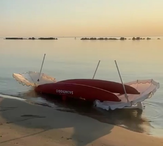 San Benedetto - Devastazione sulla spiaggia: ombrelloni, lettini e moscone in mare